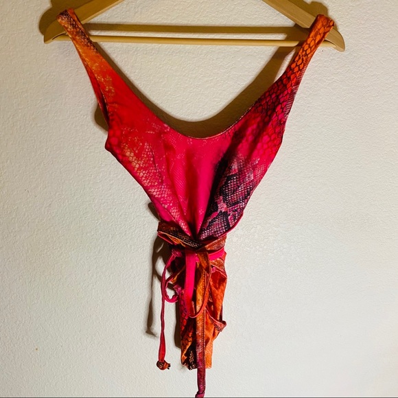 Pretty Little Thing One Piece Swimsuit Size: 2 - Picture 4 of 8